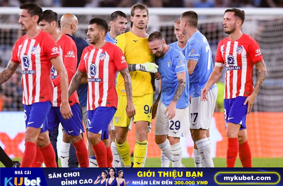 Kubet cập nhật hình ảnh các cầu thủ Atletico (áo đỏ kẻ sọc trắng) trong trận hòa 1-1 với Lazio