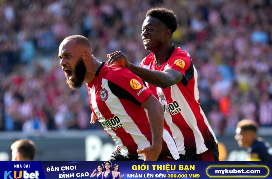 Kubet cập nhật hình ảnh 2 cầu thủ Brentford ăn mừng bàn thắng ghi được vào lưới Everton