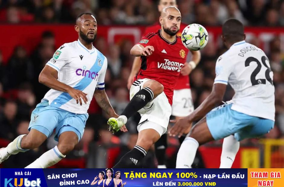 Kubet cập nhật hình ảnh các cầu thủ Crystal Palace trong trang phục quần xanh-áo trắng đang vây hãm Amrabat bên phía Man Utd