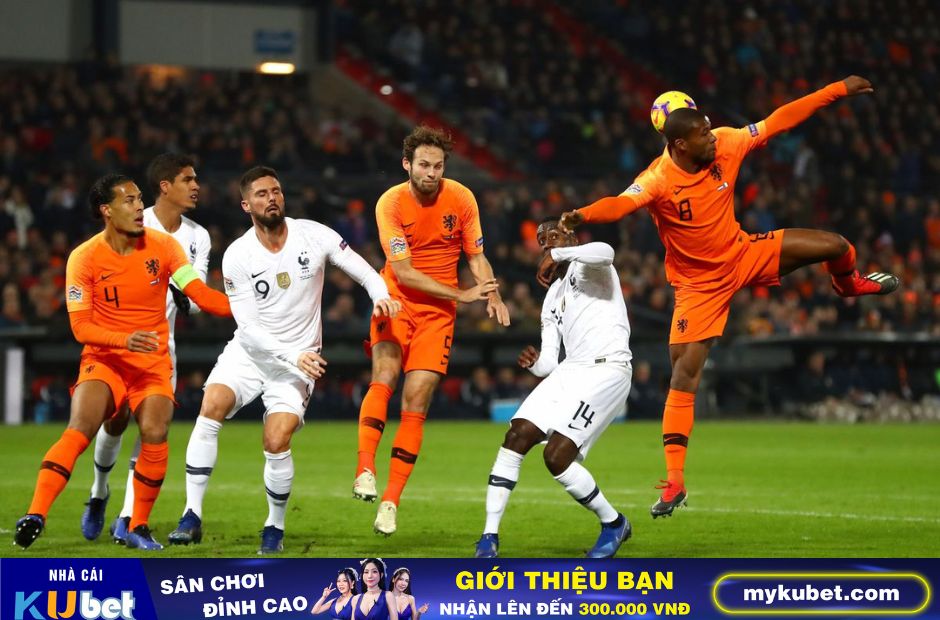 Kubet cập nhật hình ảnh các cầu thủ Hà Lan trong trang phục truyền thống quần-áo màu da cam đối đầu cùng các cầu thủ tuyển Pháp 