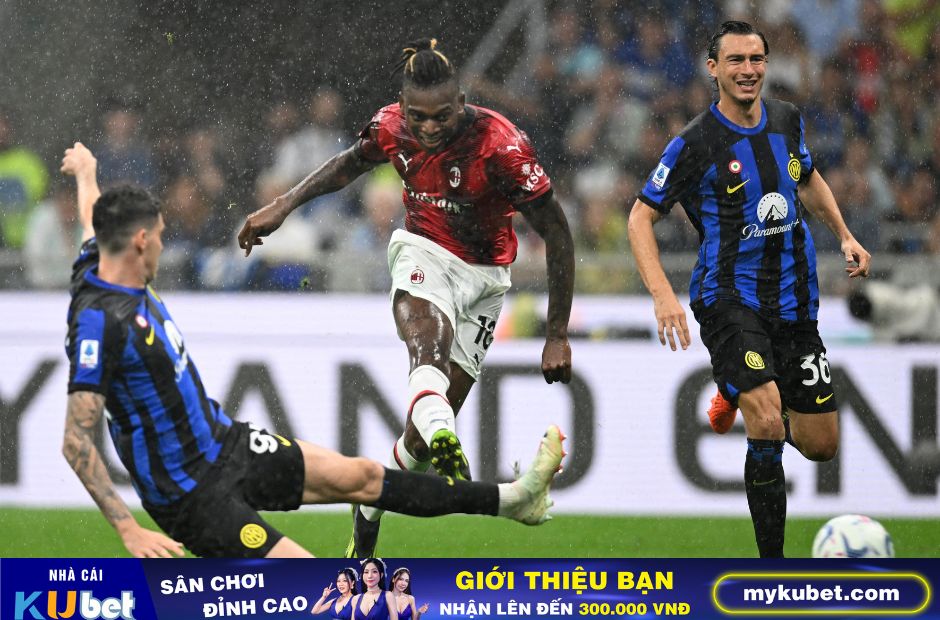 Kubet cập nhật hình ảnh cầu thủ Leao (áo đỏ) bên phía AC Milan ghi bàn vào lưới Inter trong trận thua 1-5 