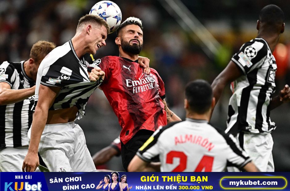 Kubet cập nhật hình ảnh các cầu thủ Newcastle trong trang phục áo kẻ sọc Trắng-Đen đang ngăn cản một pha đánh đầu của tiền đạo Giroud bên phía AC Milan 
