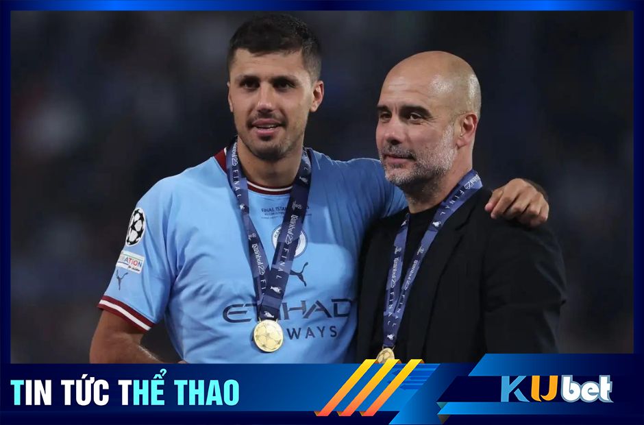 Kubet cập nhật hình ảnh HLV Pep (Áo đen) chụp ảnh cùng tiền vệ Rodri của CLB Man City