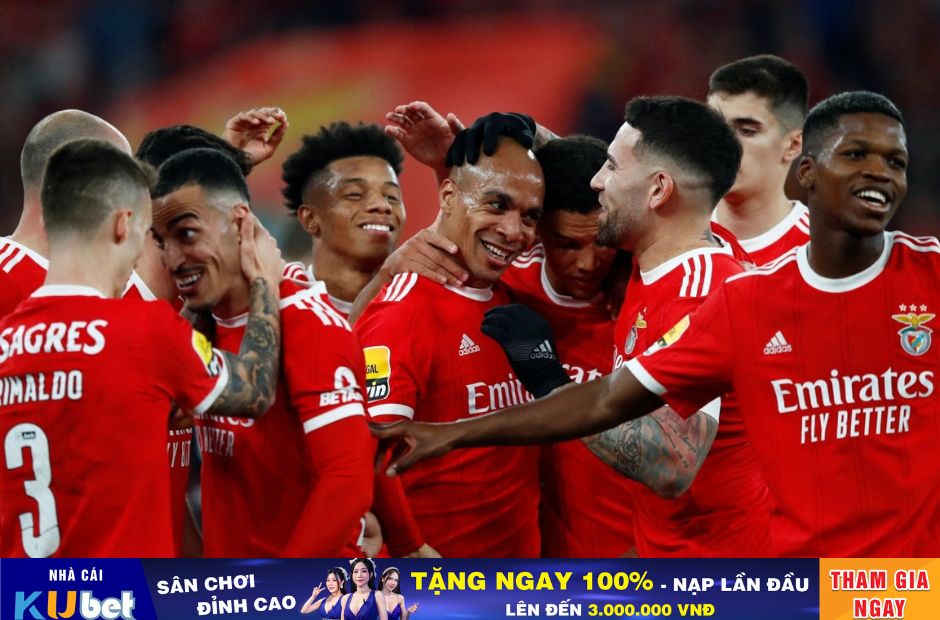 Ku cập nhật hình ảnh các cầu thủ Benfica trong trang phục truyền thống màu đỏ đang ăn mừng bàn thắng