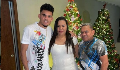 Luis Diaz cùng bố và mẹ (ảnh Kubet)
