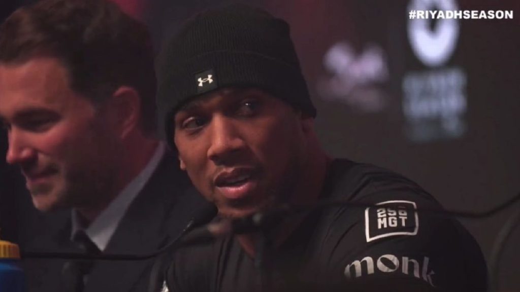 Anthony Joshua không hài lòng với người chủ trì họp báo Dev Sahni (ảnh Kubet)