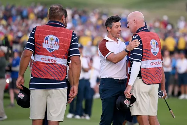 Rory McIlroy đụng độ với caddie Joe LaCava của Patrick Cantlay (Ảnh Kubet)