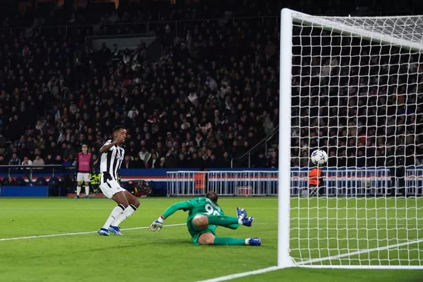 Alexander Isak đánh bại thủ môn Gianluigi Donnarumma của PSG trong hiệp một (Ảnh Kubet)