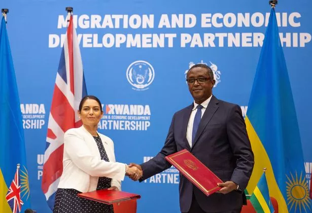 Cựu Bộ trưởng Nội vụ Priti Patel với Bộ trưởng Ngoại giao Rwanda Vincent Biruta (Ảnh Kubet)