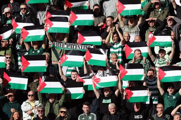 Những người ủng hộ Celtic giương cờ Palestine tại Hearts vào cuối tuần (Ảnh Kubet)