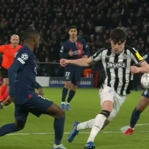 Tại sao Paris Saint-Germain được hưởng quả phạt đền gây tranh cãi ở phút bù giờ trước Newcastle-Kubet