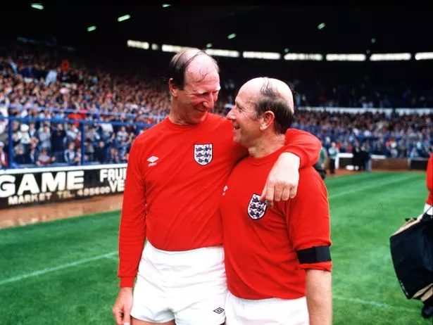 Charlton và anh trai Jack, người đã qua đời năm 2020, đã cùng nhau vô địch World Cup năm 1966 (Ảnh Kubet)