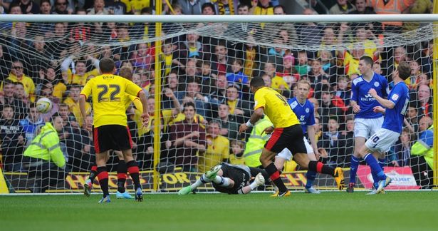 Troy Deeney gây ra cảnh mê sảng khi ghi bàn cho Watford vào lưới Leicester (Ảnh Kubet)