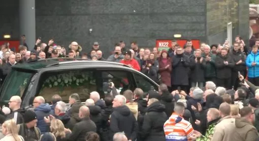 Xe tang của Ngài Bobby Charlton đi qua Old Trafford (ảnh Kubet)