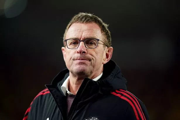 Ralf Rangnick bước vào phòng thay đồ bị chia cắt (Ảnh Kubet)