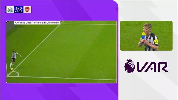 Arsenal tưởng bóng đã bay ra ngoài trước khung thành của Gordon (Ảnh Kubet)