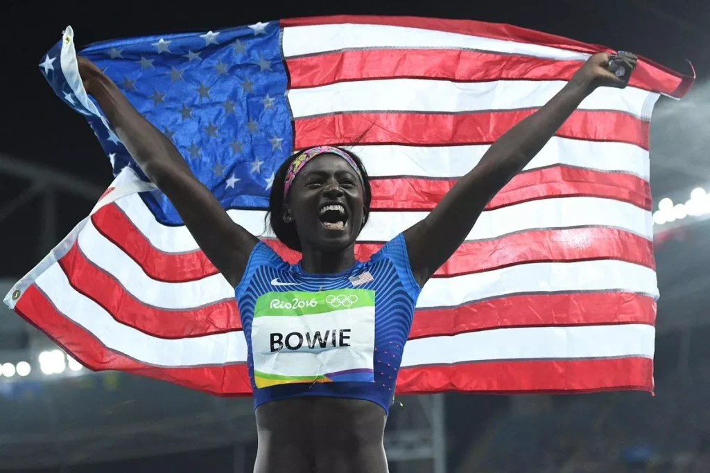 Tori Bowie của Hoa Kỳ ăn mừng sau khi giành huy chương bạc ở nội dung Chung kết 100m nữ trong nội dung điền kinh tại Thế vận hội Olympic Rio 2016 ( Hình ảnh: Kubet)