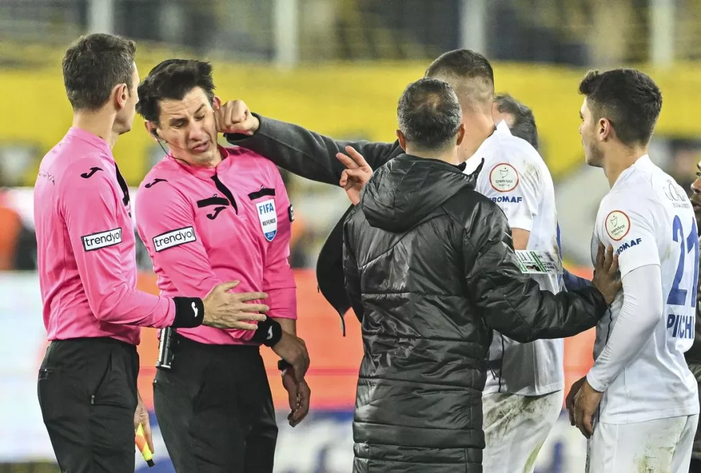 Faruk Koca, Chủ tịch MKE Ankaragucu tung cú đấm vào trọng tài Halil Umut Meler (Ảnh: Kubet)