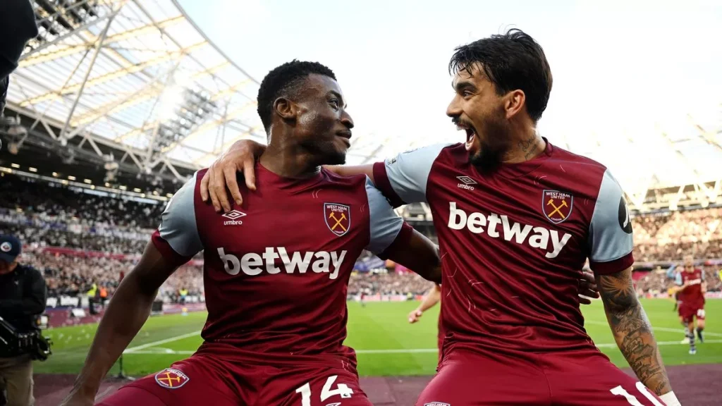 Mohammed Kudus của West Ham United ăn mừng cùng Lucas Paqueta sau khi ghi bàn thắng thứ hai vào lưới Wolves (ảnh Kubet)