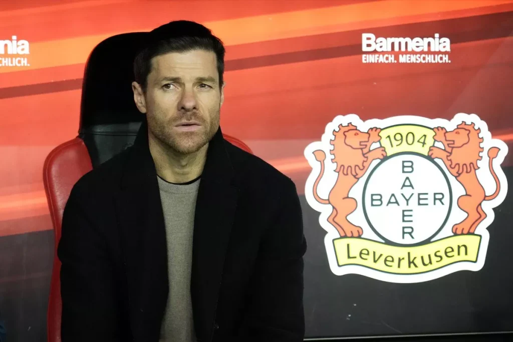 Cựu ngôi sao Liverpool Xabi Alonso đã gây ấn tượng trong thời gian khoác áo Bayer Leverkusen ( Hình ảnh: Kubet)