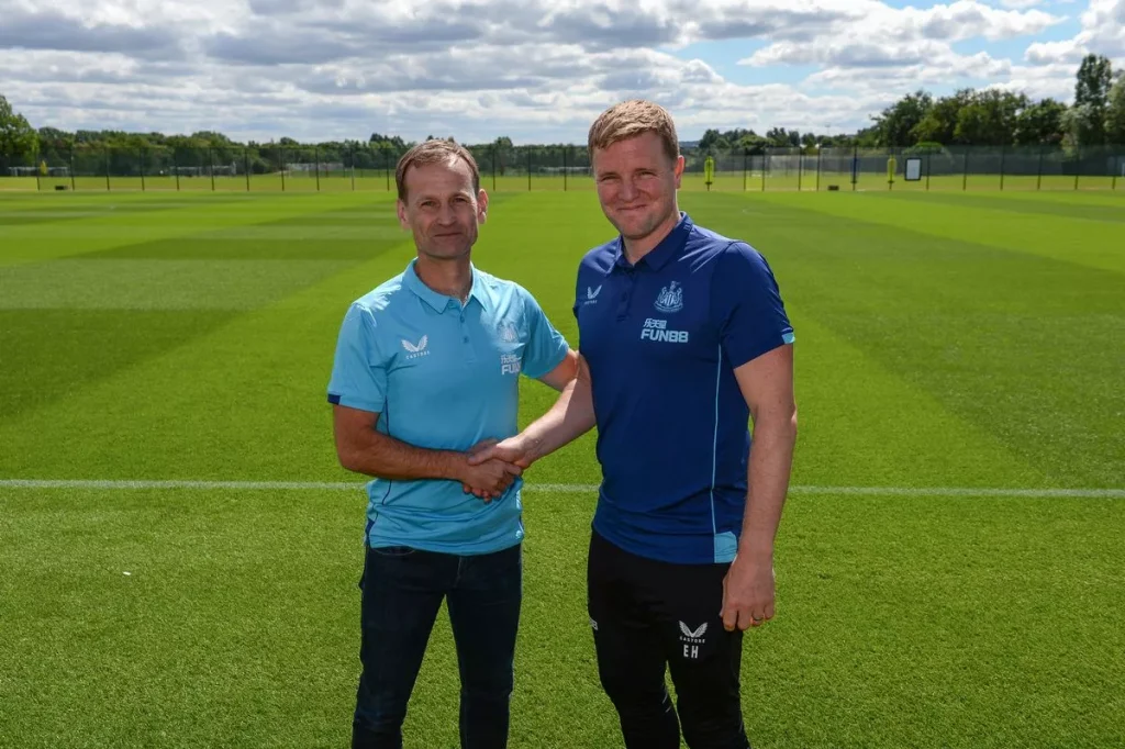 Dan Ashworth và ông chủ Newcastle Eddie Howe đã mang lại khoảng thời gian vui vẻ trở lại St James' Park (Ảnh Kubet)
