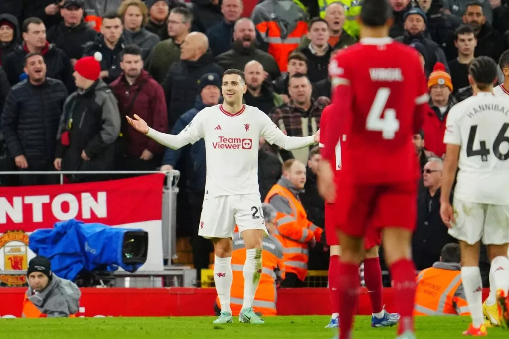 Diogo Dalot bị đuổi khỏi sân vì 2 hành vi bất đồng quan điểm khi Liverpool bị Man Utd cầm hòa không bàn thắng (Ảnh: Kubet)