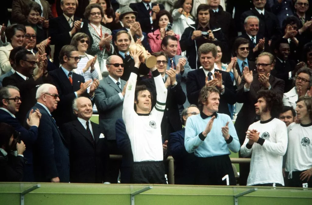 Franz Beckenbauer nâng cao chiếc cúp năm 1974 với tư cách là đội trưởng đội tuyển Đức... ( Hình ảnh: Kubet)