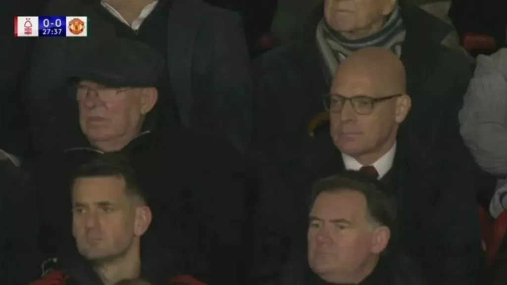 Ngài Dave Brailsford ngồi cạnh Ngài Alex Ferguson tại City Ground ( Hình ảnh: Kubet)