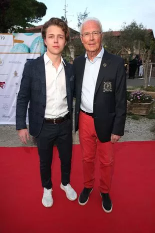 Franz Beckenbauer cùng con trai Joel vào năm 2019 ( Hình ảnh: Kubet)