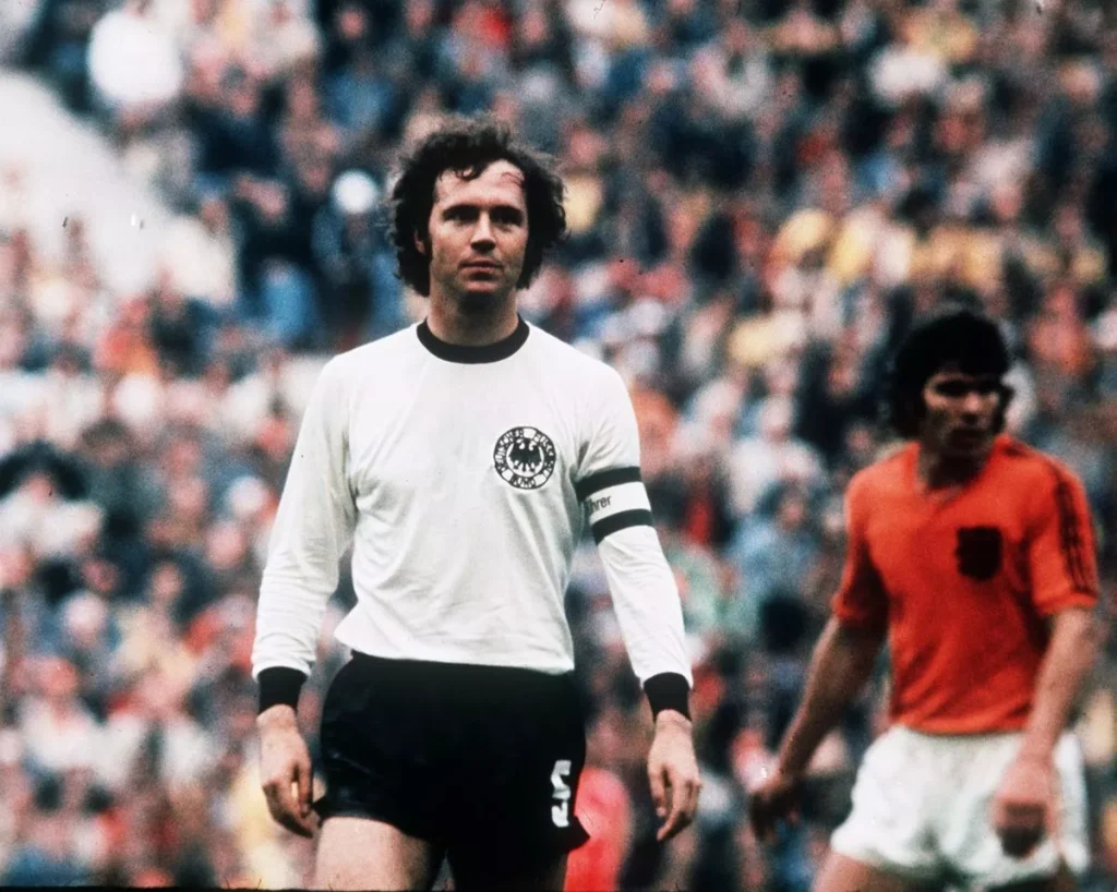 Franz Beckenbauer đại diện cho Tây Đức trong trận chung kết World Cup với Hà Lan ( Hình ảnh: Kubet)