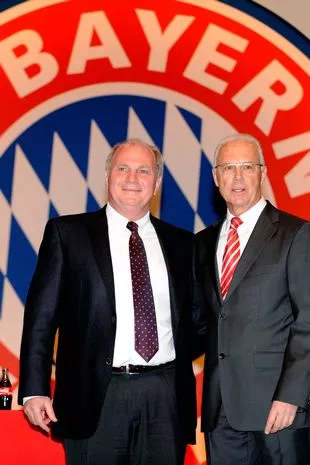 Franz Beckenbauer cùng với Uli Hoeness ( Hình ảnh: Kubet)