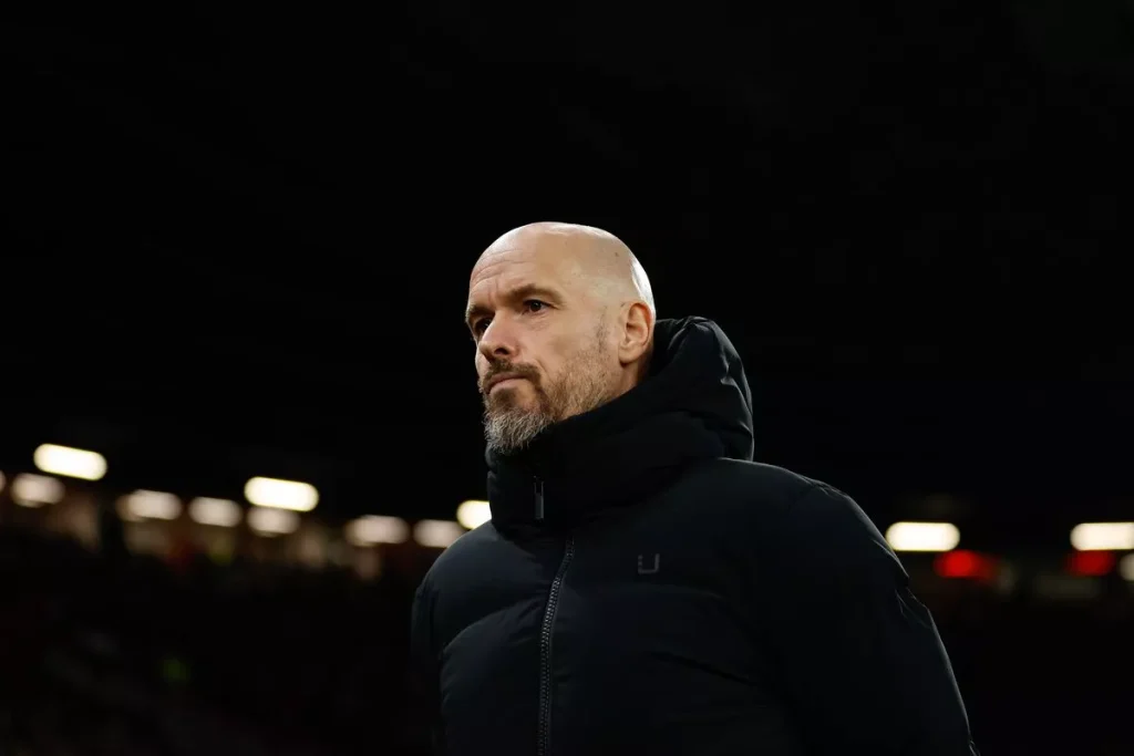 Huấn luyện viên Manchester United Erik ten Hag đang chịu áp lực sau khi có khởi đầu mùa giải tệ hại ( Hình ảnh: Kubet)