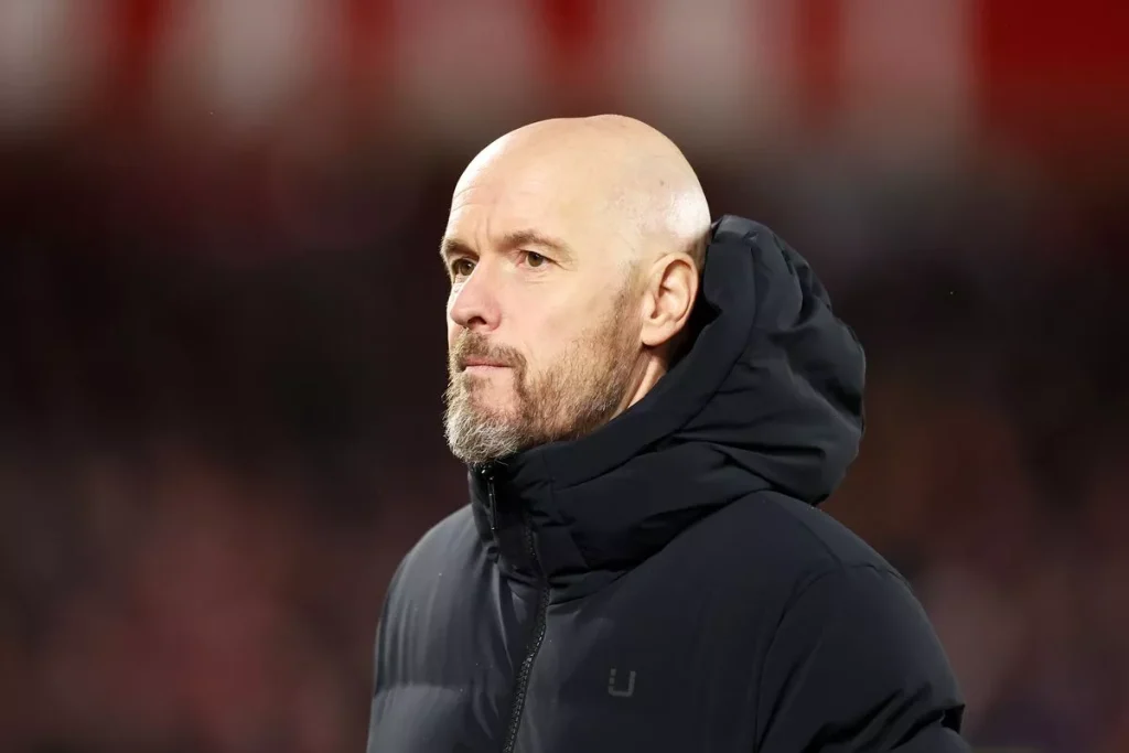 Erik ten Hag thay Kobbie Mainoo trong hiệp một ( Hình ảnh: Kubet)