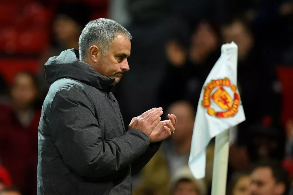 Mourinho đã phải chịu đựng một chuyến tàu lượn siêu tốc ở Manchester United ( Hình ảnh: Kubet)