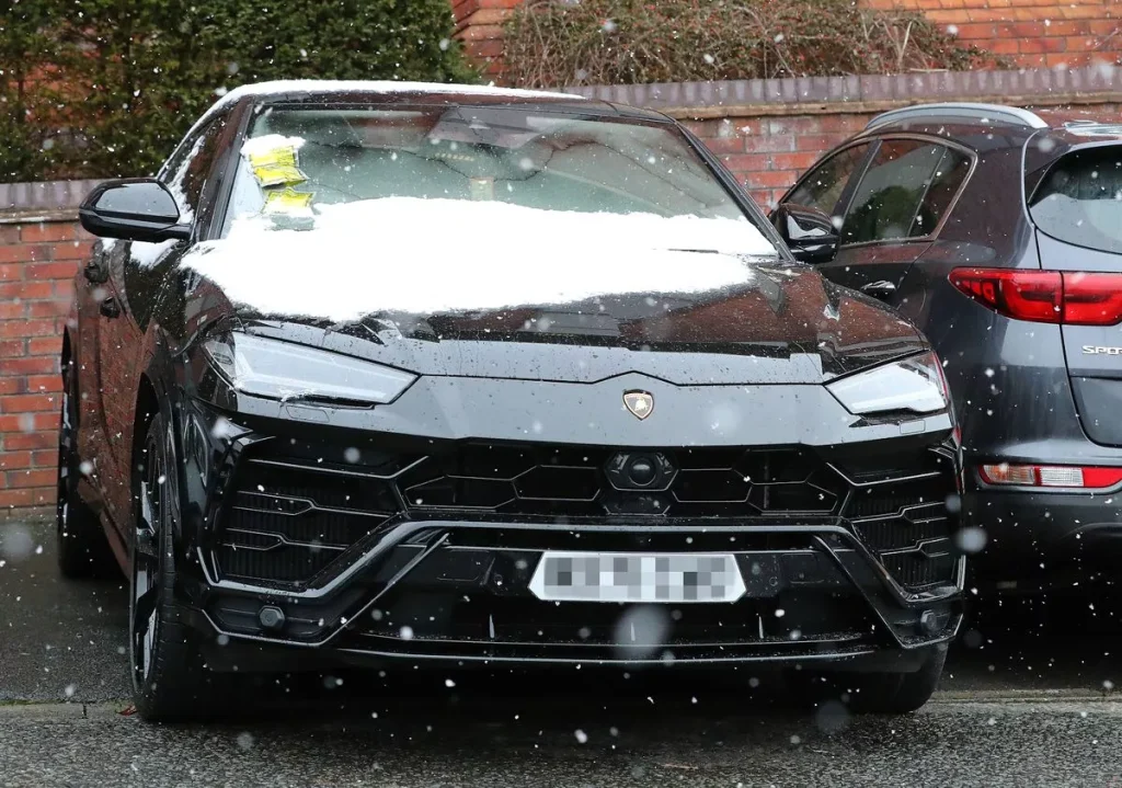 Luke Shaw để lại chiếc Lamborghini Urus 4x4 trị giá 180.000 bảng Anh của mình ở bãi đậu xe ga xe lửa Wilmslow ( Hình ảnh: Kubet)