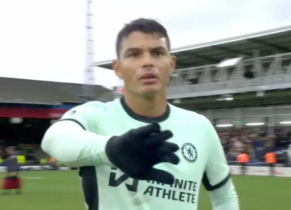 Thiago Silva được nhìn thấy đẩy camera ra sau khi Chelsea đánh bại Luton (ảnh Kubet)