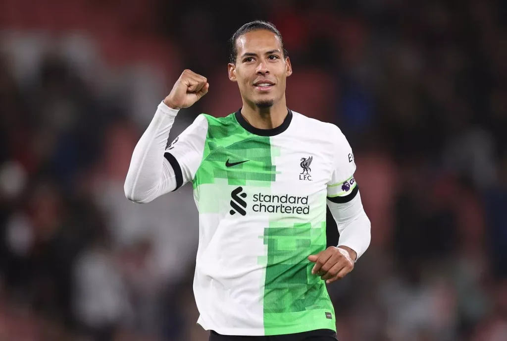 Trung vệ Virgil van Dijk của Liverpool trong trận đấu với Bournemouth ( Hình ảnh: Kubet)