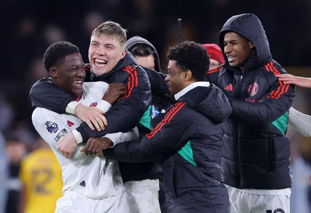 Kobbie Mainoo của Manchester United ăn mừng cùng Rasmus Hojlund và Marcus Rashford ( Hình ảnh: Kubet)