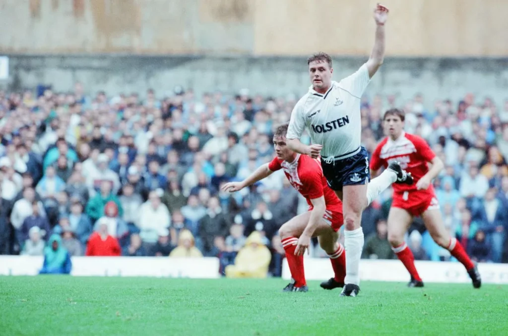 Gazza chơi cho Spurs năm 1988 ( Hình ảnh: Kubet)