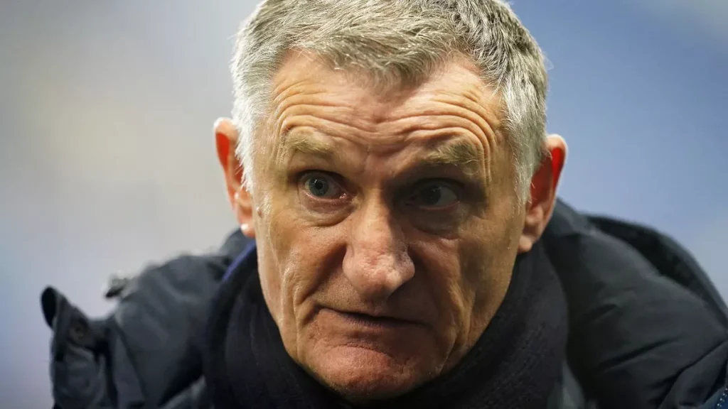 Huấn luyện viên của Birmingham, Tony Mowbray sẽ tạm nghỉ thi đấu để tập trung chăm sóc sức khỏe (Hình ảnh: Kubet)