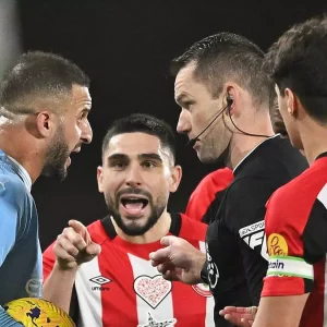 Pep Guardiola đưa ra quan điểm mới về cuộc tranh cãi cay đắng của Kyle Walker và Neal Maupay-Kubet