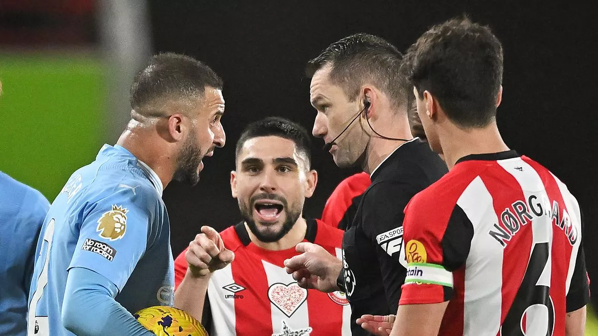 Pep Guardiola đưa ra quan điểm mới về cuộc tranh cãi cay đắng của Kyle Walker và Neal Maupay-Kubet