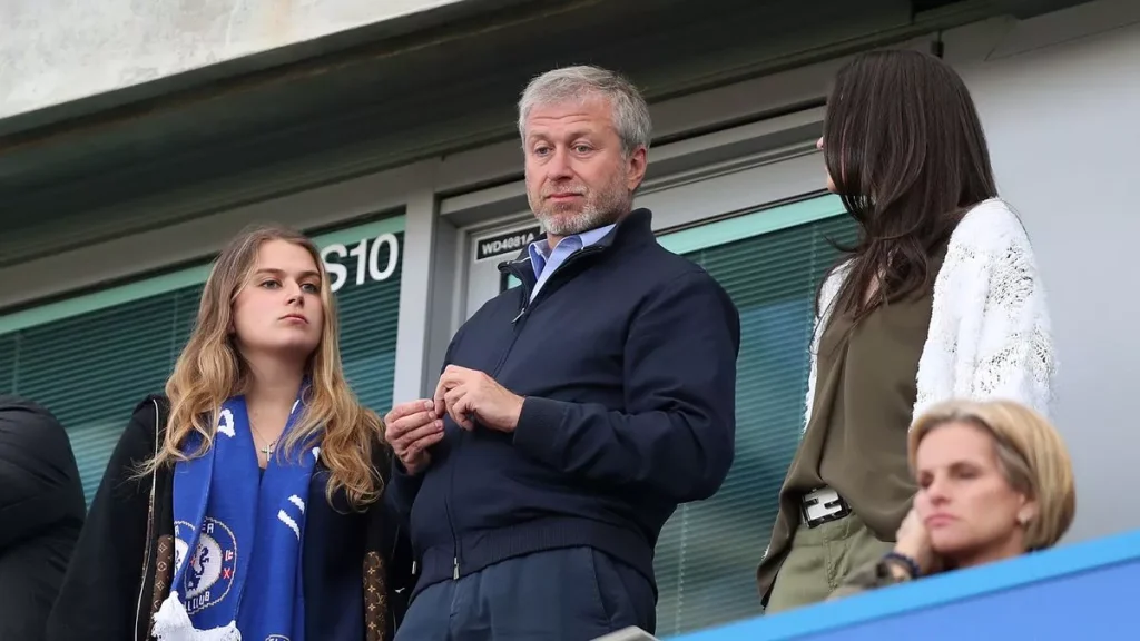 Fan Chelsea hô vang tên Roman Abramovich trong trận gặp Wolves (Hình ảnh: Kubet)