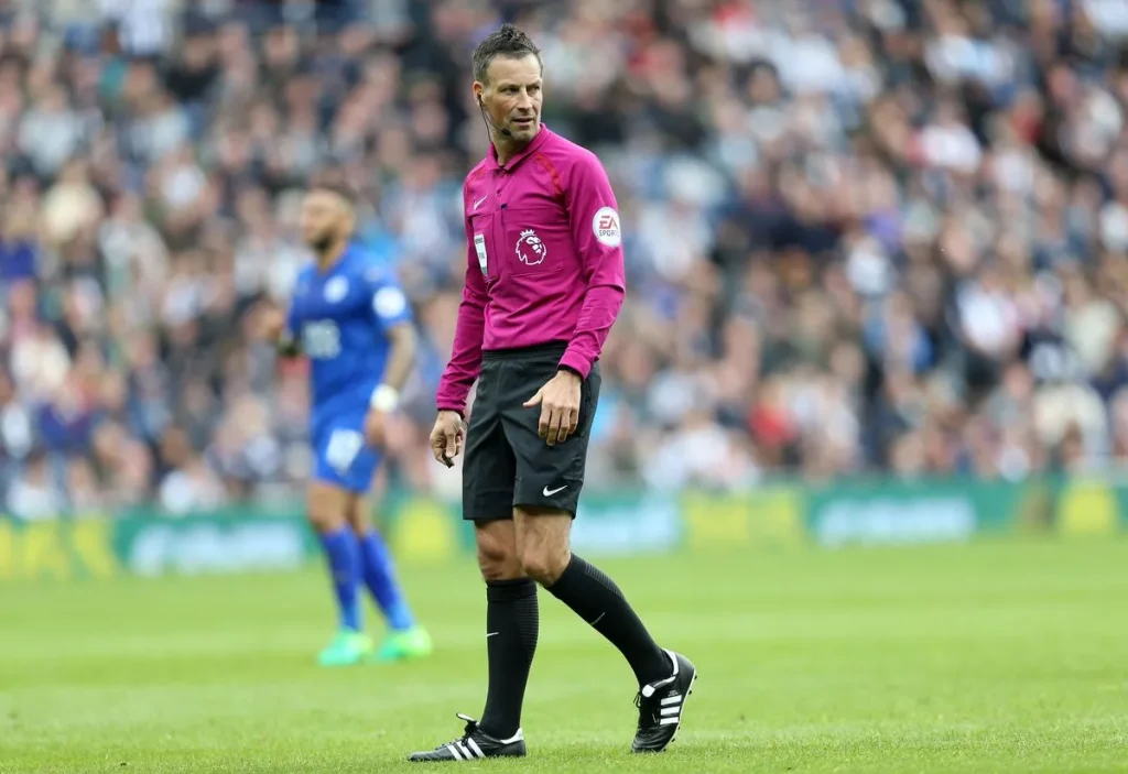 Mark Clattenburg đã bảo vệ vai trò của mình ( Hình ảnh: Kubet)