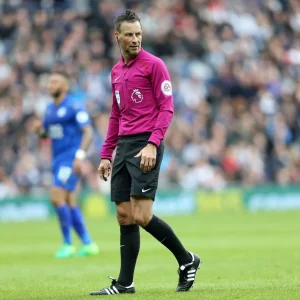 Gary Neville chỉ trích Mark Clattenburg cho vai Nottingham Forest - "Bạn đang làm gì vậy?"-Kubet