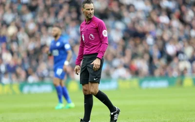 Gary Neville chỉ trích Mark Clattenburg cho vai Nottingham Forest - "Bạn đang làm gì vậy?"-Kubet