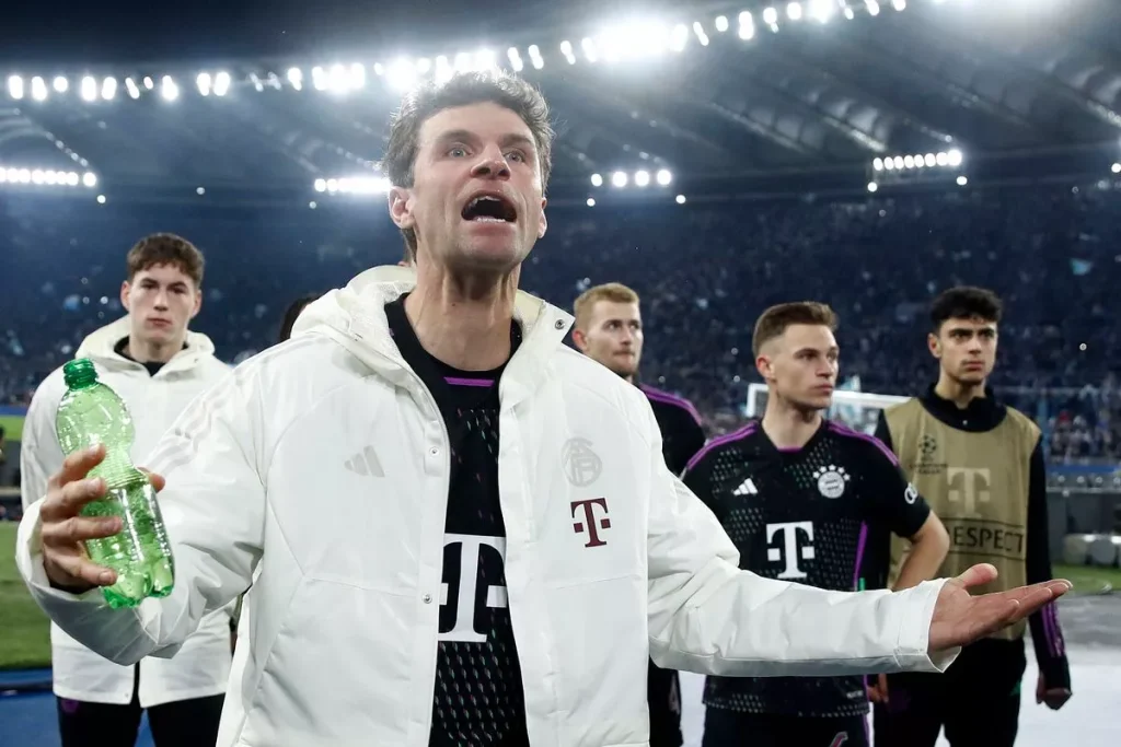 Thomas Muller đã cầu xin những người ủng hộ sau trận thua Lazio hôm thứ Tư tuần trước ( Hình ảnh: Kubet)