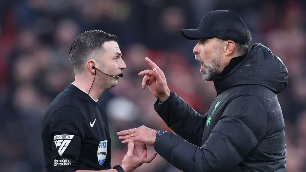 Jurgen Klopp đối đầu với Michael Oliver sau trận hòa của Liverpool với Manchester City (Hình ảnh: Kubet)