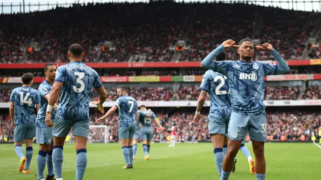 Aston Villa ghi hai bàn muộn để dập tắt hy vọng vô địch của Arsenal (ảnh Kubet)