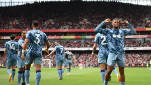 Rio Ferdinand chế giễu dã man CĐV Arsenal vì rời sân sớm trong trận thua Aston Villa-Kubet